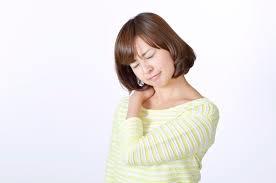オフィスで肩のストレッチをしている女性