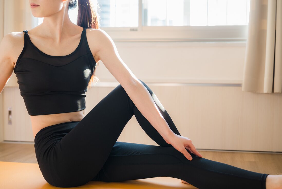 自宅でストレッチをしている人の様子